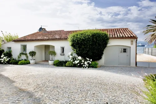 Villa Pieds dans l'eau with private sandy beach on the Gulf of Saint Tropez