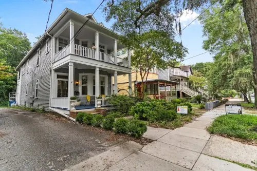Beautiful Balcony one bedroom  steps to downtown River Walk !