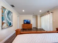 Cozy Home Short Walk to Disneyland