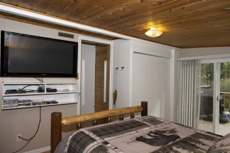 Quiet Cabin Setting on small river