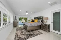 BEST LOCATION, Few min walk, Bike to Deerfield Beach and Pier. one acre property