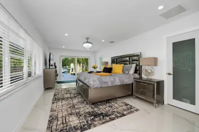 BEST LOCATION, Few min walk, Bike to Deerfield Beach and Pier. one acre property