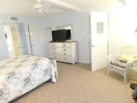 Beautiful and Spacious, 2 bed 2 full bath, pool and jacuzzi, steps to the ocean