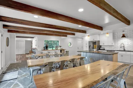 Private, modern home with river view, on 48 acres Отели рядом с достопримечательностью «ПФБК Гринвуд Аксесс»