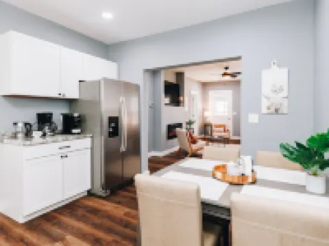 Mid Century 1/4 mile to Downtown Main Street - breweries, coffee, dining, shops Hotels in Monroe