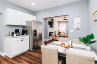 Mid Century 1/4 mile to Downtown Main Street - breweries, coffee, dining, shops