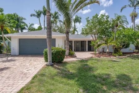 Luxury Pool & Spa Home near Beachs and Downtown. Enjoy fruit trees on property.