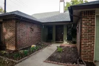 Cozy and Spacious Denton Getaway