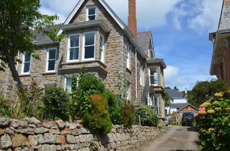 Delightful quiet space, very close to the town & promenade. Отели рядом с достопримечательностью «Penlee House Gallery & Museum»