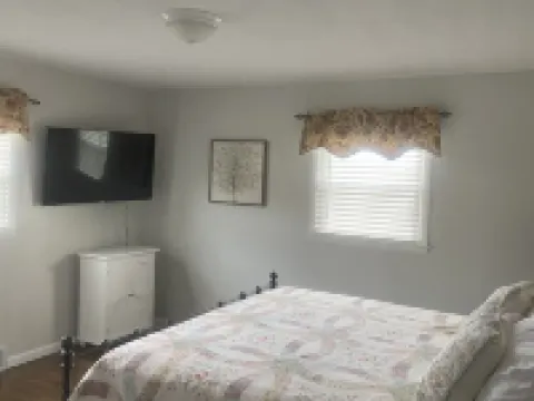 Newly renovated home! One block from Back of the Dragon-Close to downtown Marion Hotels in Smyth County