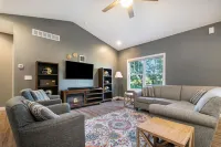 Great Location! Notre Dame few minute drive- Newer house- sleeps 12 Hotel a Clay Township