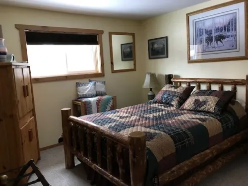 GUEST CABIN IN THE WOODS