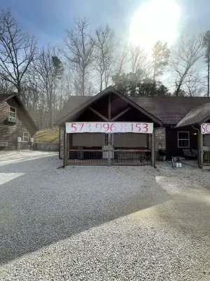 Beautiful Scenic River Cabin just 1/2 mile from Current River!