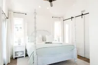 Elegant Cottage on the Bluff Downtown Fairhope (B)