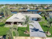 NEW MODERN 3BR / 2BA WATERFRONT HEATED POOL DOCK PATIO DIRECT GULF ACCESS BEACH