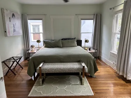 2BR Montrose bungalow, 3.5 miles to Medical Center