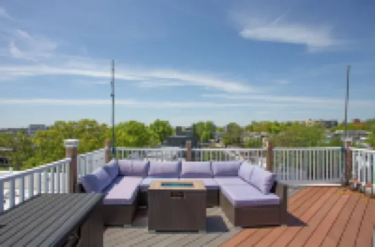 Spacious, Modern Luxury 2 bed, 2 bath w/ Spectacular Rooftop!