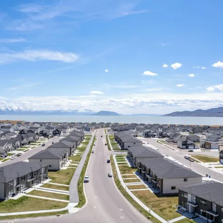 Luxury Townhome! Mountain Views! Family Amenities! Seasonal Pool & Pickleball!