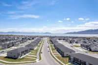 Luxury Townhome! Mountain Views! Family Amenities! Seasonal Pool & Pickleball!
