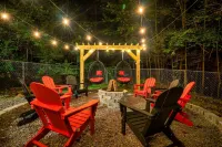 Charming Cabin Downtown Gatlinburg Theatre, Arcade Games, Fire Pit, HotTub