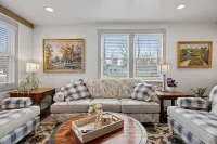 N Shore Bungalow-Close to St Joe, beaches, golf, wineries, 45 min to Notre Dame