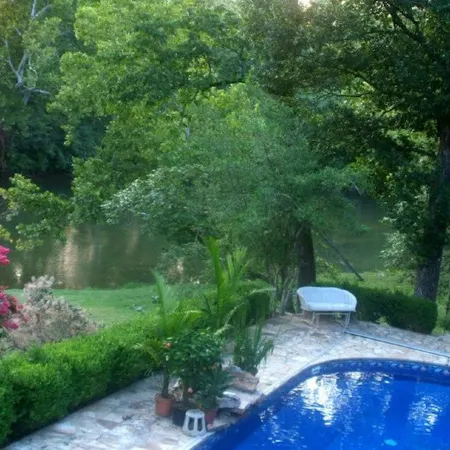 Riverfront, golf course retreat with pool! Отели в г. Шарп