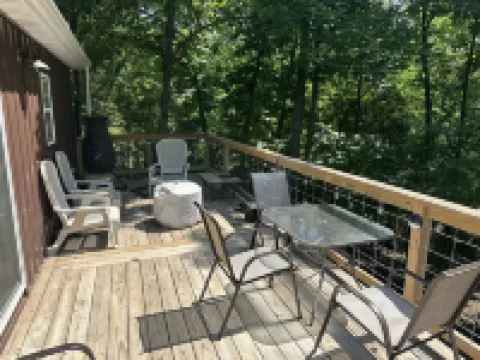 Cozy Cabin in the Woods ,Pet-Friendly! Treehouse feel on the large deck!