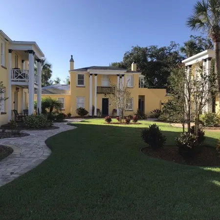 C6, Romantic apartment in city center, Flagler location, near beaches, parking!