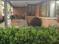 Cozy 2 bedroom house/w garage in Skokie โรงแรมในสโกกี