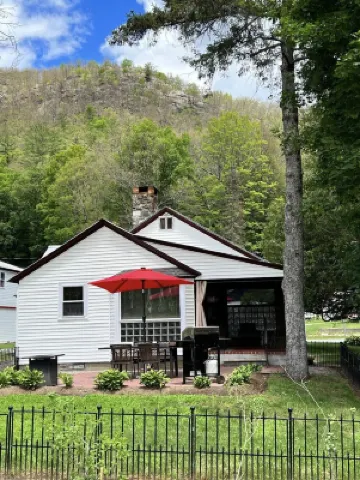 Adirondack Bungalow Getaway Hôtels à : Warrensburg