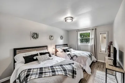 Lambeau Retreat!  Less than one mile to stadium Hotels near Austin Straubel Airport