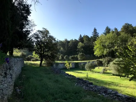 Family farmhouse in the heart of the Luberon Отели рядом с достопримечательностью «Wellness - Capelongue»