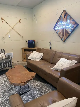 Packwood Adventure Lodge:private HOT TUB, game room, river access, 15 min to SKI Отели рядом с достопримечательностью «La Wis Wis Campground»