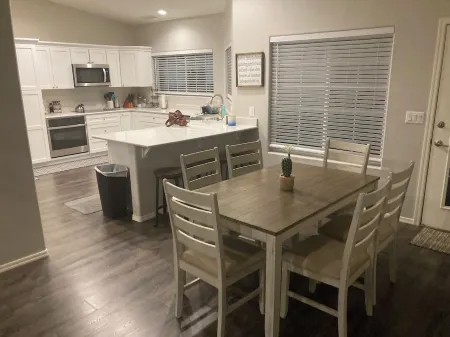 Cozy 3-bedroom house in Page with onsite parking for 4 vehicles with trailers. Отели рядом с достопримечательностью «Хорсшу Бенд»