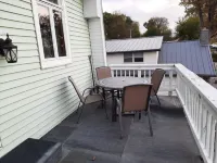 Lakeside Beach Getaway with A Gorgeous Kitchen & Dining Room with Room for 10.