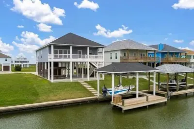 Boaters' paradise, direct access to the Intracoastal, East Bay and Gulf.