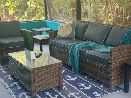 Cozy River Retreat on Island, 3 Minutes to the Beach, Family Sized 3 Bed House