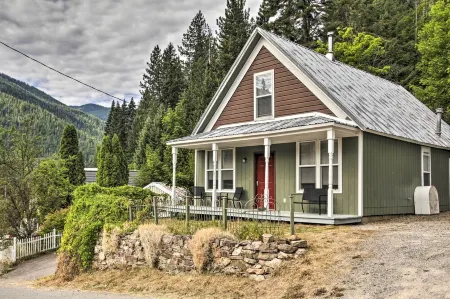 Charming haven - Walk to Town< 8 miles to skiing! Отели в г. Маллан