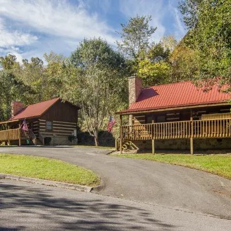 Fishing Pond, Wifi, Corn Hole, Easy Roads, Hot Tub, Fire Pit, Dog Friendly!