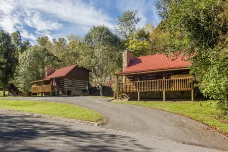 Fishing Pond, Wifi, Corn Hole, Easy Roads, Hot Tub, Fire Pit, Dog Friendly! Отели рядом с достопримечательностью «Зоопарк Рейнфорест Адвенчерс»