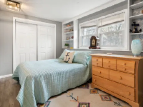 Close to Mystic, Stonington, Westerly. Room for everyone. 3 mins to Ocean Beach. Hotels in New London