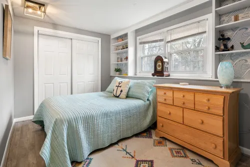 Close to Mystic, Stonington, Westerly. Room for everyone. 3 mins to Ocean Beach.