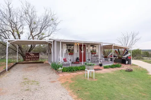 Unique Tiny House with Queen Bed and Hot Tub in country setting. Hotel a Nolan County