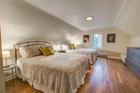 Comfortable Home Only 5 Minutes to ND Campus Отели в г. Саут-Бенд