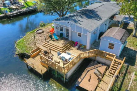 4 Bedroom Farmhouse On The River 2 Отели в г. Уэки-Уочи-Гарденс