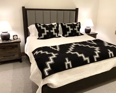 Cozy 3 bedroom home just 5min from downtown Whitefish Отели в г. Уайтфиш