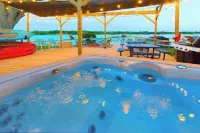 Lakefront Cottage in Town; Walk to Restaurants; Hot Tub