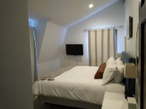 Magnificent 9 bedroom home near Bozeman with private Gallatin River access