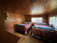 Vintage 1920s Speakeasy Cabin Overlooking the Sandy Shores of Swan Lake! イタスカのホテル
