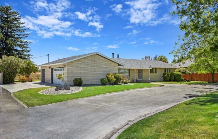 Newly Renovated, Modern Sleeps 21, Newly Added AC/Heating Units in Each Bedroom.